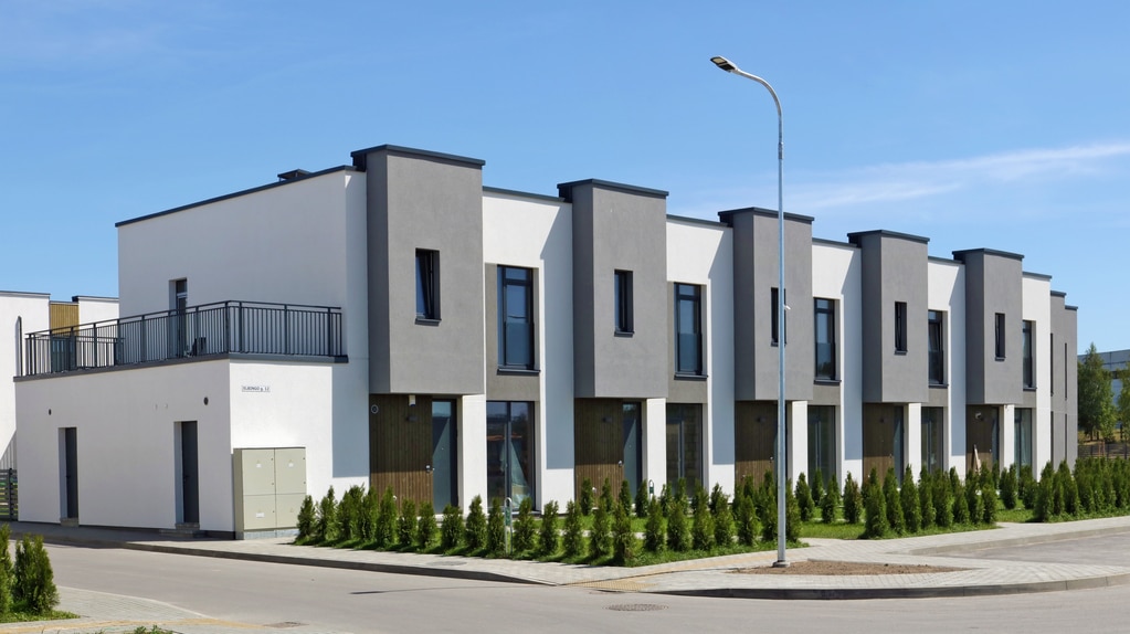 Construcción modular estándar moderna en la calle Elbingo, Lituania.